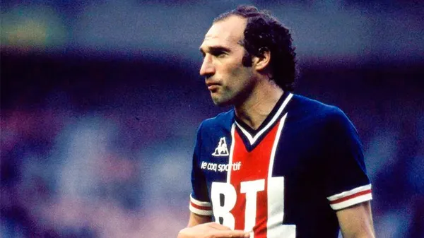 Como futbolista, Bianchi fue uno de los goleadores más prolíficos del fútbol argentino y francés.