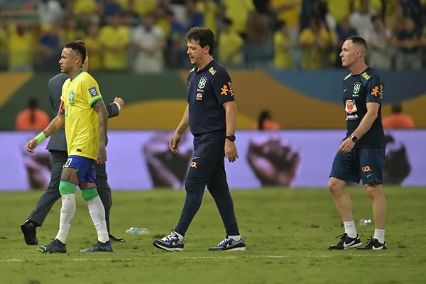 Fernando Diniz retirándose bajo los insultos del público brasileño tras el 1 a 1 con Venezuela. Getty Images.