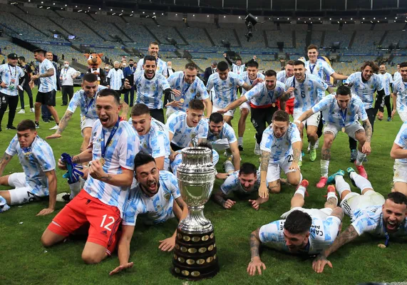 Agustín Marchesín ganando la Copa América en la Selección Argentina junto a Lionel Messi (Getty Images)