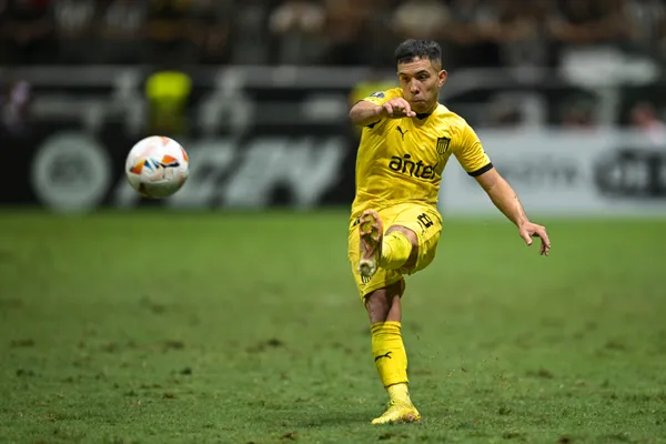 Leonardo Fernández tuvo un muy buen 2024 vistiendo la camiseta de Peñarol. (Getty)