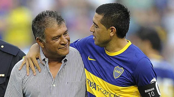 Claudio Borghi y Juan Román Riquelme (Archivo)