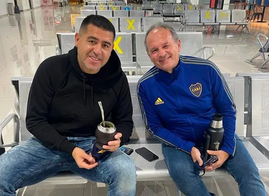 Riquelme, junto a Rosica en un viaje de Boca.
