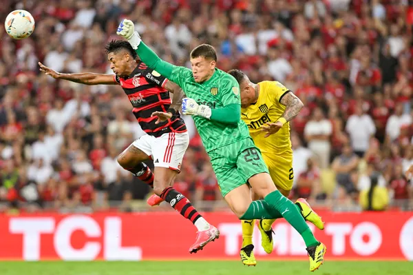 Aguerre, contra Flamengo. (IMAGO) 
