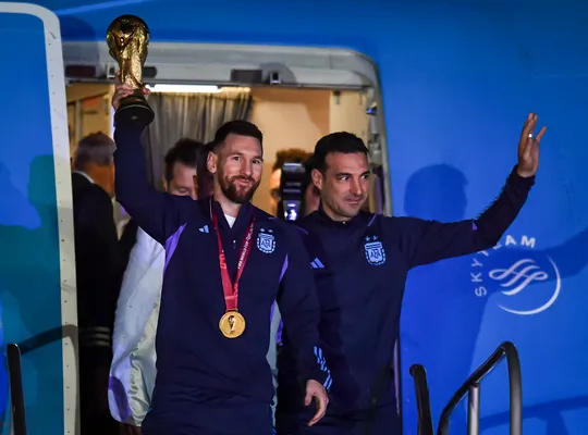 Lionel Messi y Lionel Scaloni con la Copa del Mundo en 2022 (Getty Images)