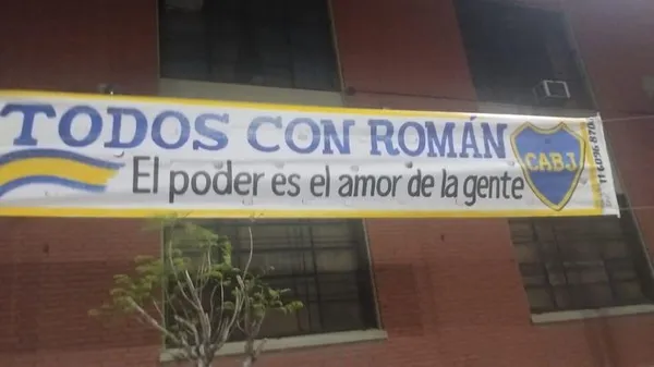 Pasacalles para Riquelme en Tribunales.