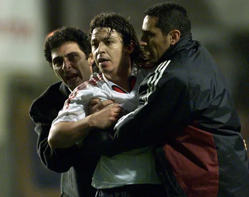 Gallardo tras su expulsión en La Bombonera contra Boca por la ida de las semifinales de la Copa Libertadores 2004 (Imago)