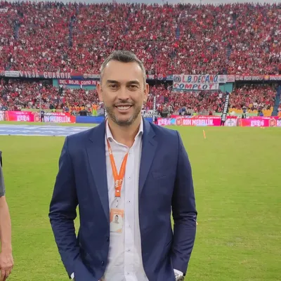 El exfutbolista colombiano Julián Téllez es presentador de la cadena Win Sports.