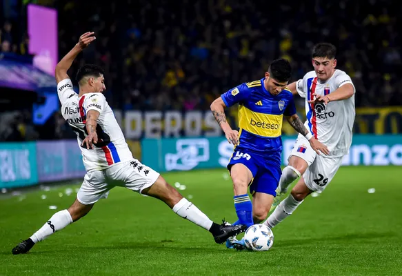 Aaron Molinas enfrentándose a Boca con la camiseta de Tigre. (Getty)