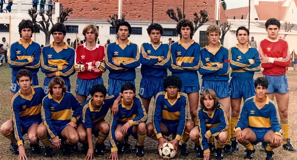 La Novena de Boca en 1975, con Arruabarrena (cinta roja en el brazo) y Leo Herrera, padre de Jagger (el primero abajo a la izquierda). Foto mejorada con Gemini.
