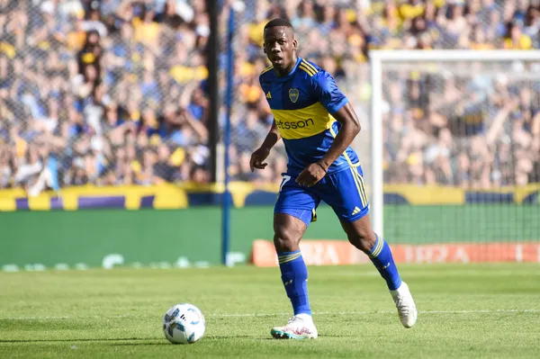 Luis Advíncula es el próximo jugador que renovará su contrato con Boca. (Imago)