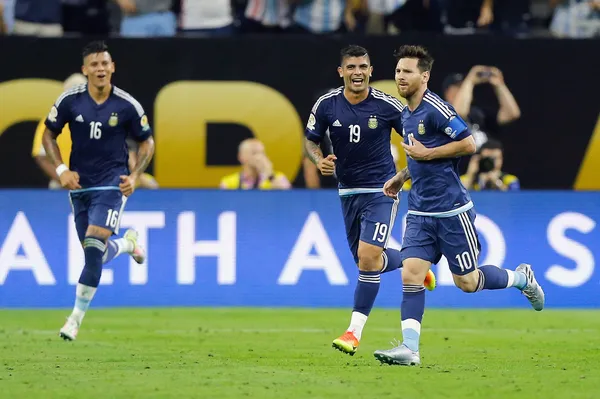 Messi festeja, Banega y Rojo lo admiran