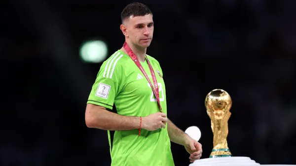 Dibu fue campeón del mundo y el mejor arquero del Mundial de Qatar 2022. (Getty)