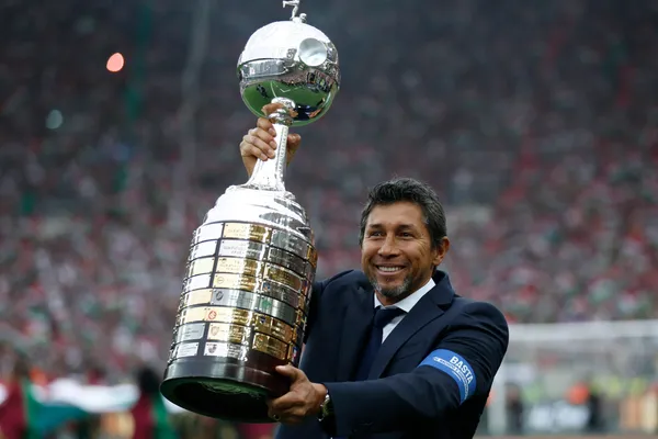 Jorge Bermúdez llevando el trofeo de la Copa Libertadores. (Getty)