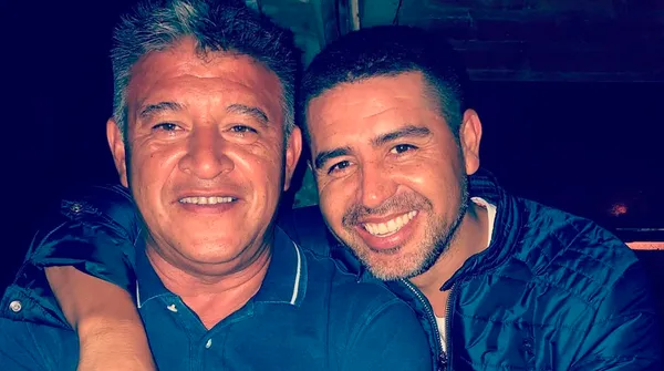 Juan Román Riquelme junto a Claudio Borghi (Archivo)