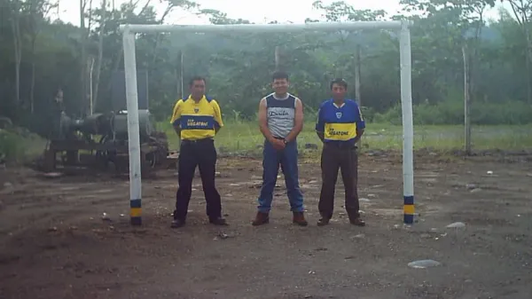 Miembros de la tribu Shuar con camisetas de Boca y un arco similar a los de La Bombonera. (TyC Sports)