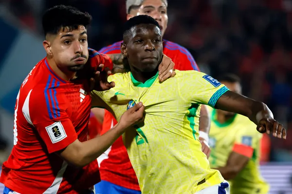 Williams Alarcón en la Selección de Chile ante Brasil. (IMAGO)