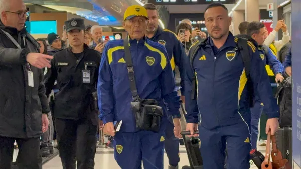 Russo y la delegación de Boca, con los dos nuevos modelos de campera.