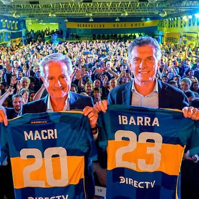 Ibarra y Macri con las camisetas de Boca