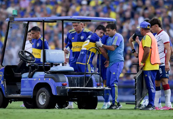 Blondel saliendo lesionado en el duelo con San Lorenzo. (Getty)
