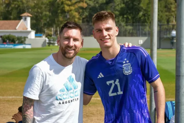 Kevin Zenón, junto a Messi.