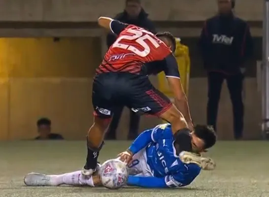 El fuerte rodillazo que recibió Zampedri en la cara. (Captura)