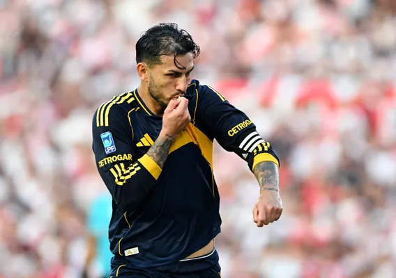 Leandro Paredes, festejando su gol ante River en el último Superclásico. 