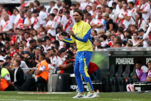 Martínez en su primer Superclásico como DT de Boca