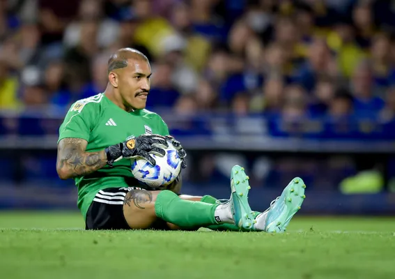 Ignacio Arce, arquero de Riestra, reconoció que jugaría en Boca. (Getty Images)