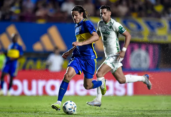 Cavani en el duelo con Sarmiento. (Getty)