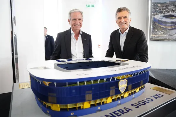 Andrés Ibarra y Mauricio Macri presentando su proyecto de "La Bombonera Siglo XXI".