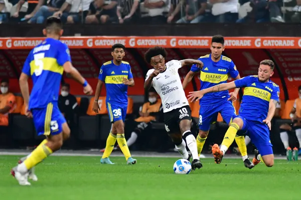 Gabriel Aranda, marcando a Willian. (IMAGO)