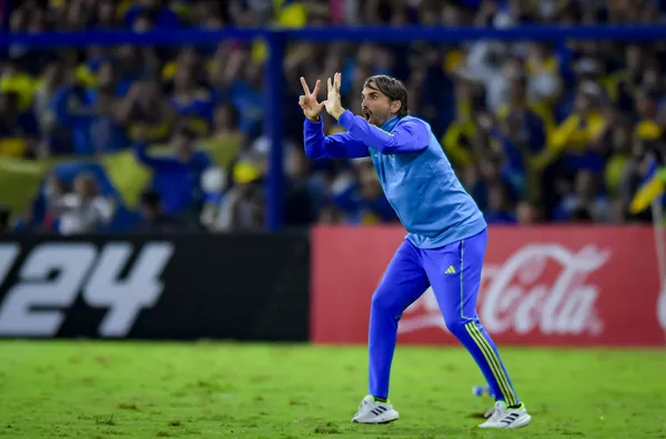 Martínez dando indicaciones en el campo de juego de La Bombonera