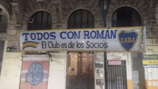 Pasacalles para Riquelme en Tribunales.