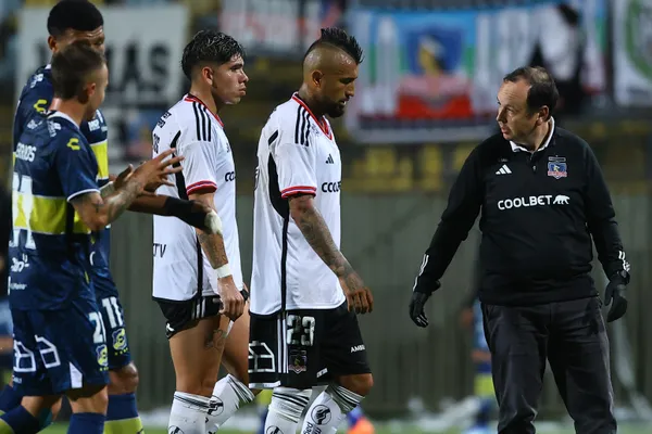 Carlos Palacios y Arturo Vidal en Colo Colo. (Getty)