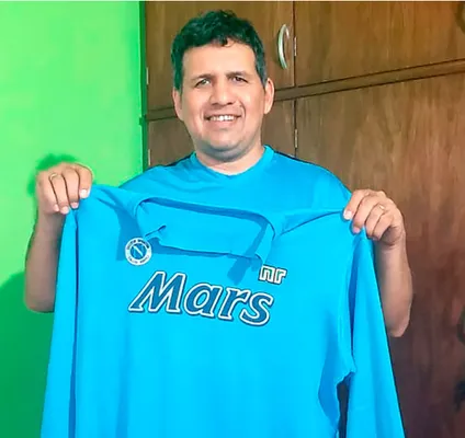Florentín posa con una camiseta del Nápoli, regalo de Maradona. (Infobae)