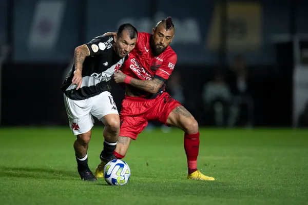 Gary Medel y Arturo Vidal en Vasco Da Gama vs. Atlético Paranaense en 2023 (Imago)
