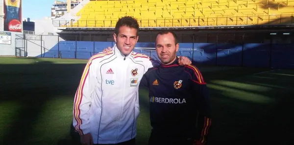 Iniesta y Fabregas, en La Bombonera.