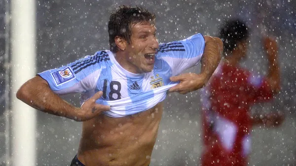 NOTICIAS ARGENTINAS BAIRES, OCTUBRE 10: Martin Palermo festeja luego de convertir el segundo gol de  Argentina que derrotó a Peru por 2 a 1.FOTO AFP-Juan Mabromata