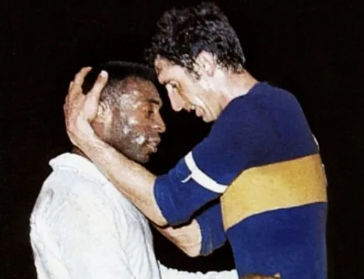 Rattín y Pelé en la final de la Copa Libertadores de 1963 (Archivo)