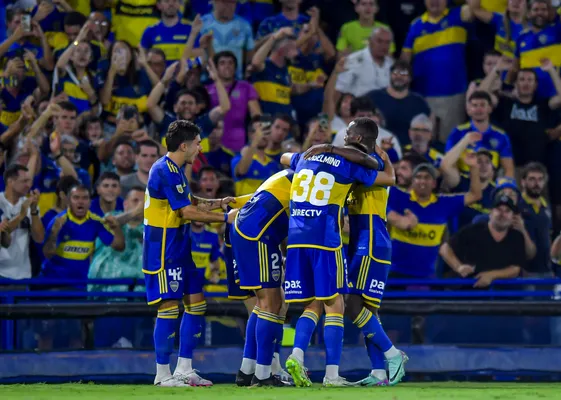 Los jugadores se abrazan en La Bombonera.