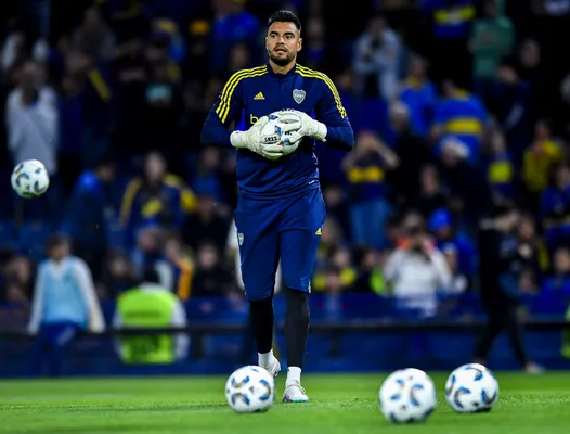 Sergio Romero realizando la entrada en calor previo al enfrentamiento con Unión. (Getty)