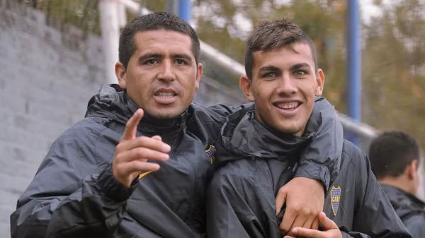 Riquelme quiere repatriar a Paredes, con quien compartió plantel entre 2010 y 2013 en Boca. (Archivo)