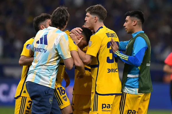 Jugadores y DT abrazan a Merentiel tras la eliminación en Belo Horizonte