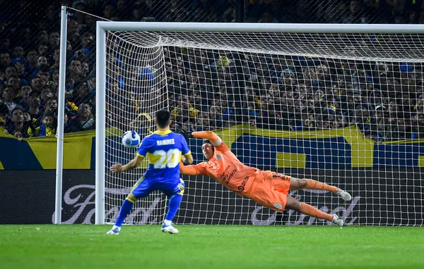 Cássio atajándole un penal a Ramírez en la definición de octavos de final de la Copa Libertadores 2022 (Getty Images)