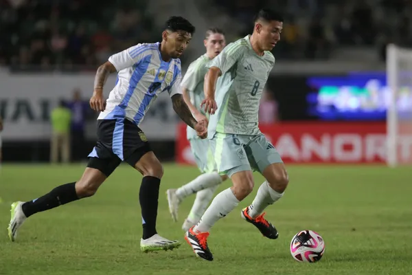 Cristian Medina en Argentina vs. México (Imago)