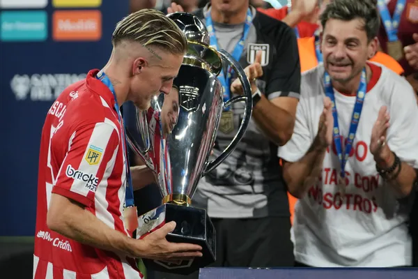 Ascacibar con el trofeo del Torneo Clausura. (Getty)