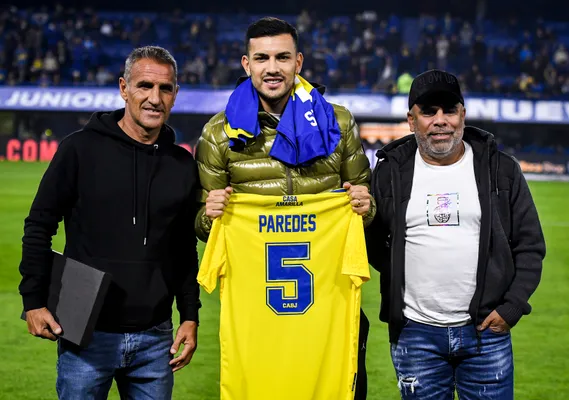 Leandro Paredes, junto a Cascini y Serna en La Bombonera. (Getty)
