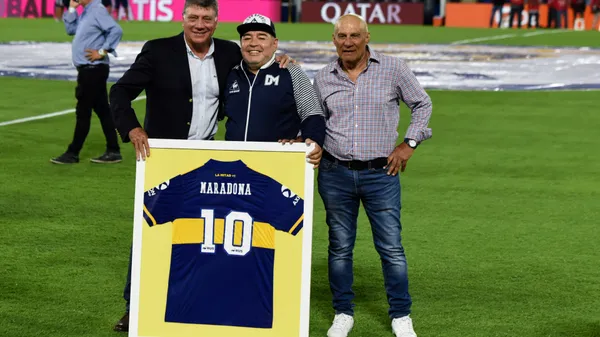 Diego fue homenajeado en su última visita a La Bombonera. (Getty)