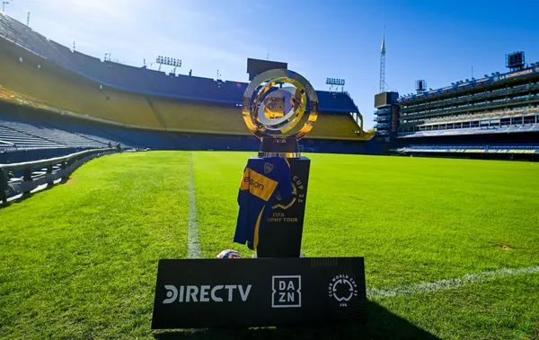 El trofeo del Mundial de Clubes en La Bombonera (FIFA)