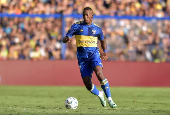 Figura y pieza clave de la defensa de Boca: Advíncula en acción